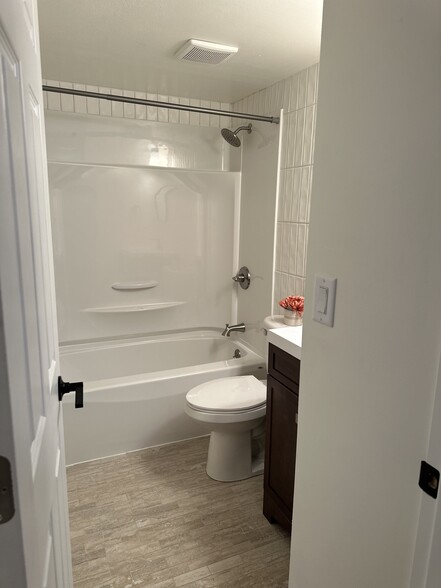 Building Photo - 2806 Willow Dr