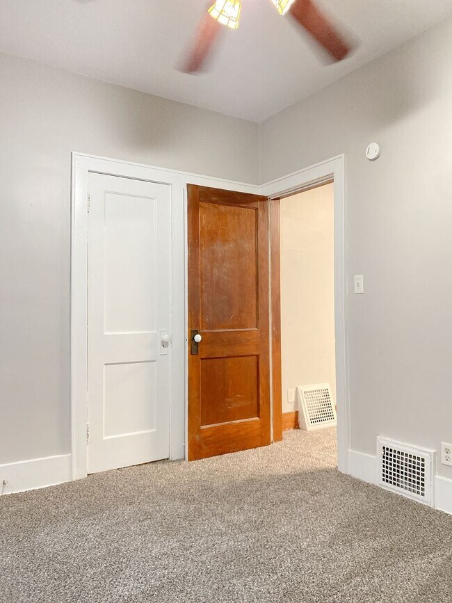 Building Photo - Move-in special. 3 bed 1 bath with a detached garage and large driveway $1250