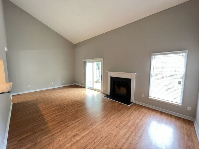 Building Photo - Adorable 3 Bedroom Townhouse w/ 1st Floor ...