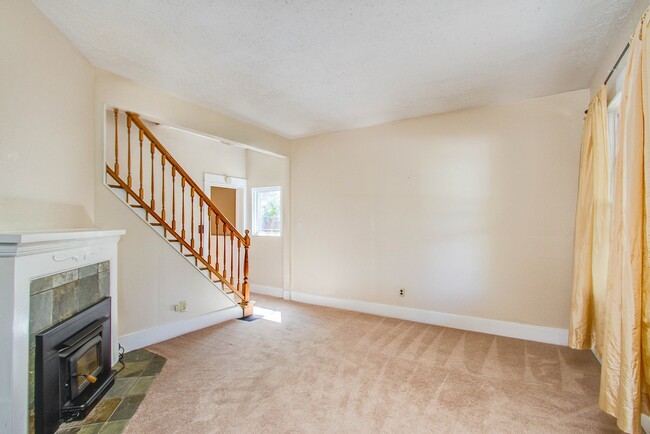 Building Photo - Charming 4BD Victorian near Downtown Color...