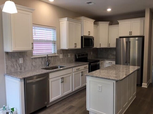 Building Photo - Stunning Maytown One level cottage home with 3 bed/2 bath 2 car rear garage attached.