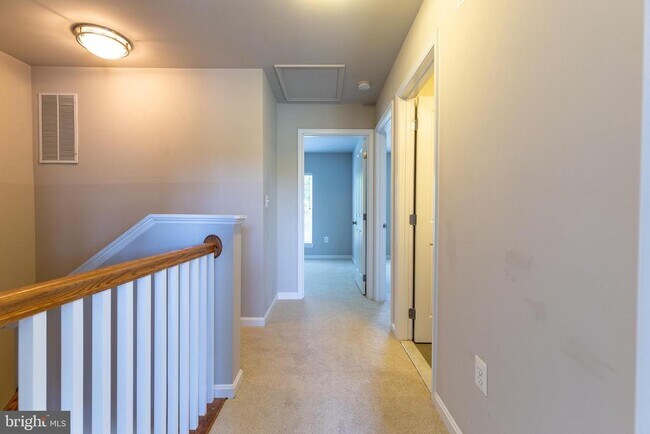 Building Photo - 427 Woodcrest Dr SE