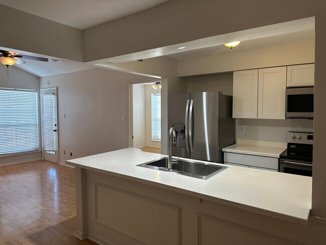 Building Photo - ONE BEDROOM, one bath! Condo by ACU!