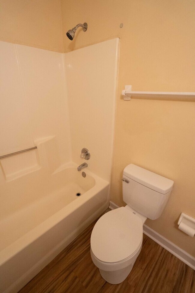 Building Photo - 2/1 Townhome in Twin Lakes