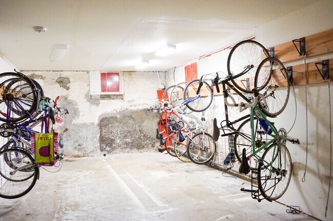 Building Photo - Gorgeous Humboldt Classic: Top Floor 1 Bedroom!