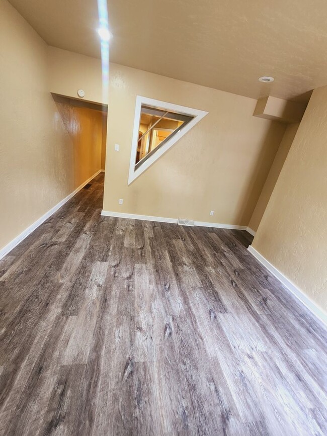 Building Photo - 2 Bed 1 Bath Townhouse for Rent in Lawrenc...