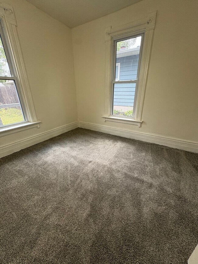 Building Photo - Charming Northside La Crosse Home