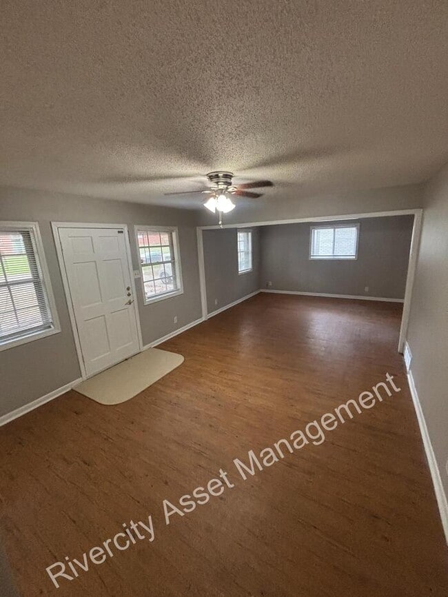 Building Photo - Cute 3 bedroom 1 bathroom home in Parkway ...