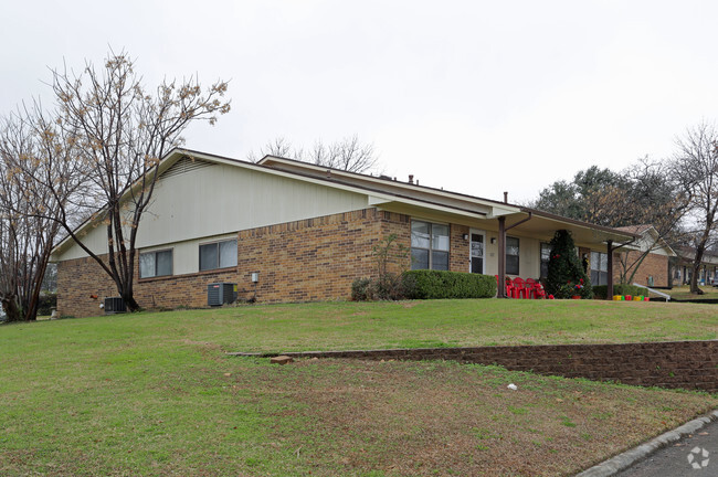 Building Photo - Heritage Oaks Apartments