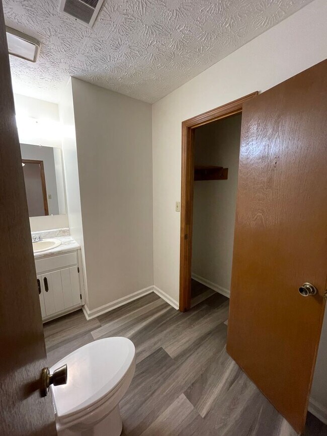 Building Photo - Secluded 2/1.5 Apartment East Rome $1,095