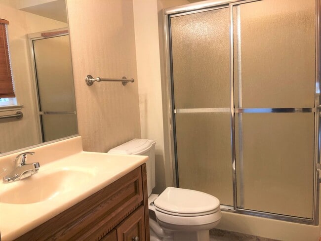 Building Photo - Open Floor plan single story home in beaut...