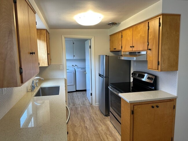 Building Photo - Beautifully updated duplex in South Eugene!