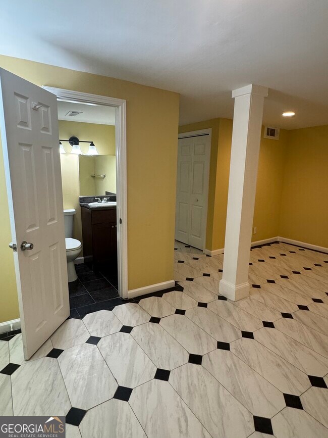 Building Photo - 400 Tunis Rd