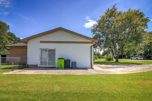 Building Photo - 105 Sandy Ln