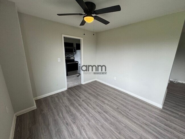 Building Photo - 11820 Edgewater Dr