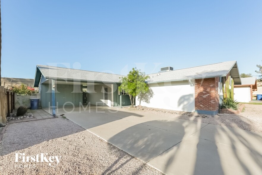 Building Photo - 614 E Greenway Dr