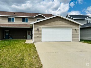 Building Photo - 3 Bedroom Townhome!