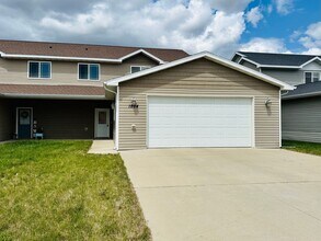 Building Photo - 3 Bedroom Townhome!