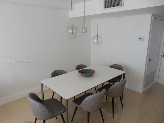 Building Photo - 1420 Brickell Bay Dr