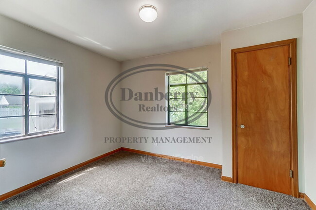 Building Photo - 347 Darrow Ave