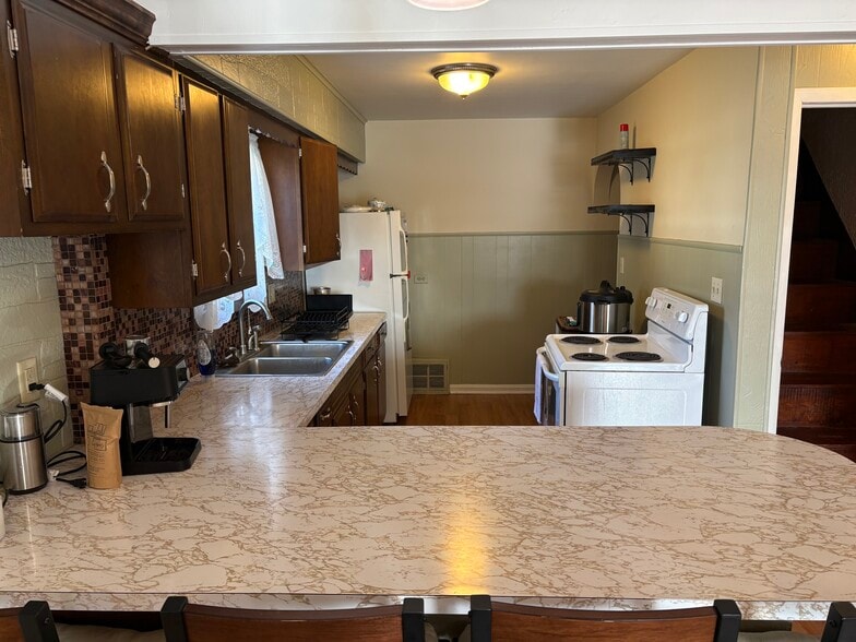 Building Photo - 211 27th St SE