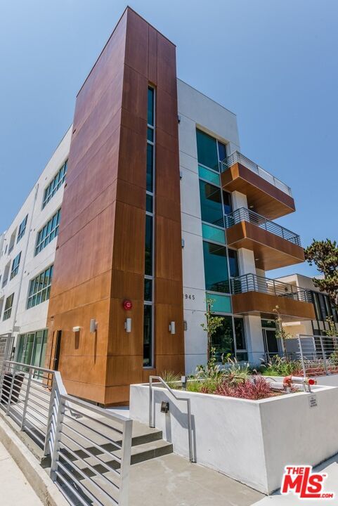 Building Photo - 1945 Overland Ave