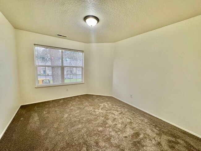 Building Photo - 2 WEEKS FREE RENT! Beautifully Remodeled, Easy Living Townhome. Location, Location!
