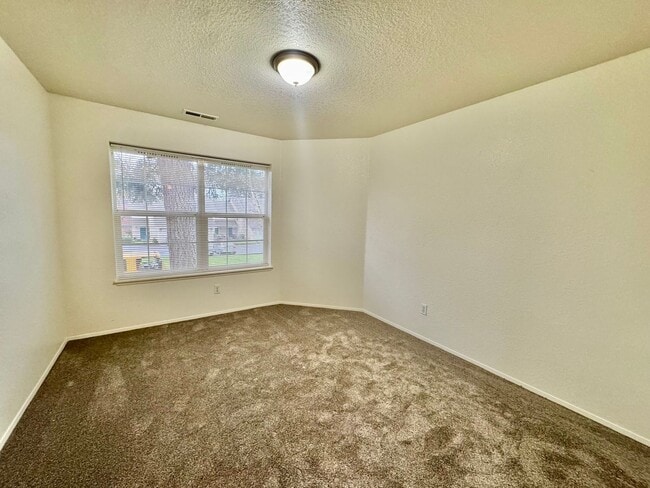 Building Photo - Beautifully Remodeled, Easy Living Townhome. Location, Location!