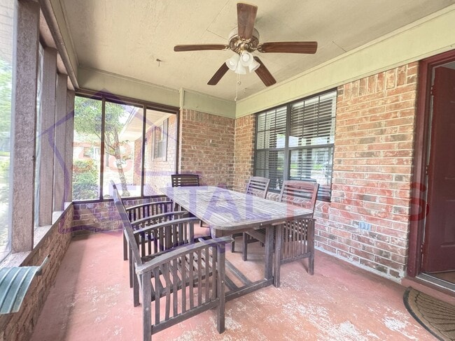 Building Photo - Beautiful Home with Large Backyard