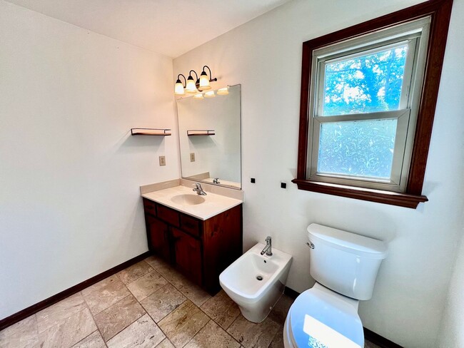 Building Photo - 4 bedroom ranch in the desirable Bellamy W...