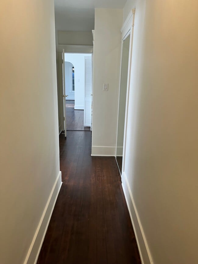 Hallway - 810 Crestmoore Pl