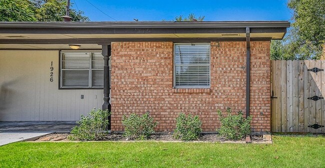 Building Photo - 1926 Cherokee Ln