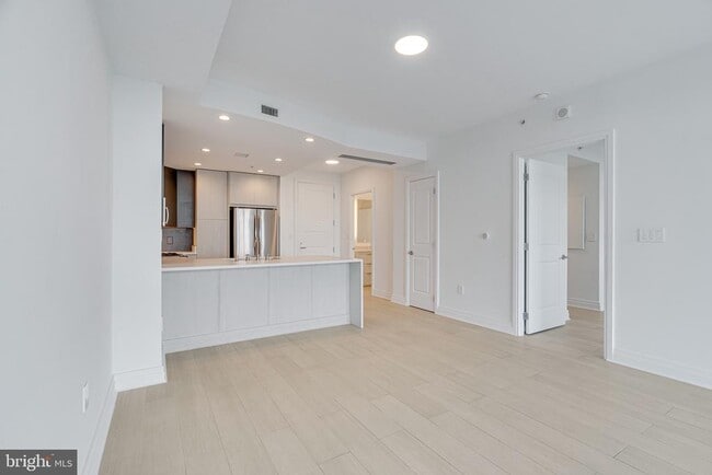 Building Photo - 8220 Crestwood Heights Dr