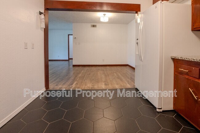 Building Photo - 616 E Bouse Dr