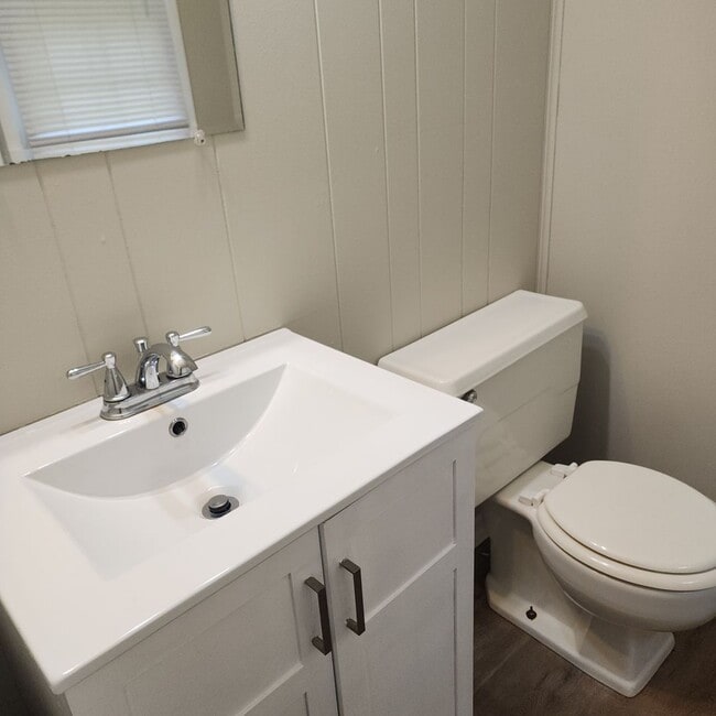 Building Photo - 3 Bedroom, 1.5 Bath Rancher in Established...
