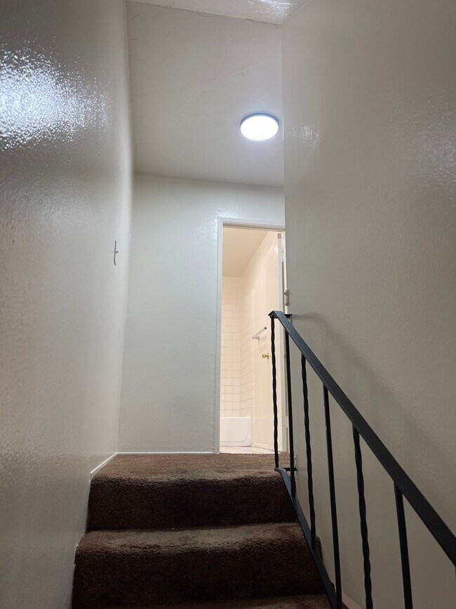 Building Photo - 2-bedroom, 1.5-bath townhouse in El Cajon