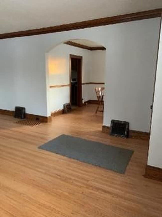Building Photo - AVAILABLE AUGUST -  3 BED 2 BATH