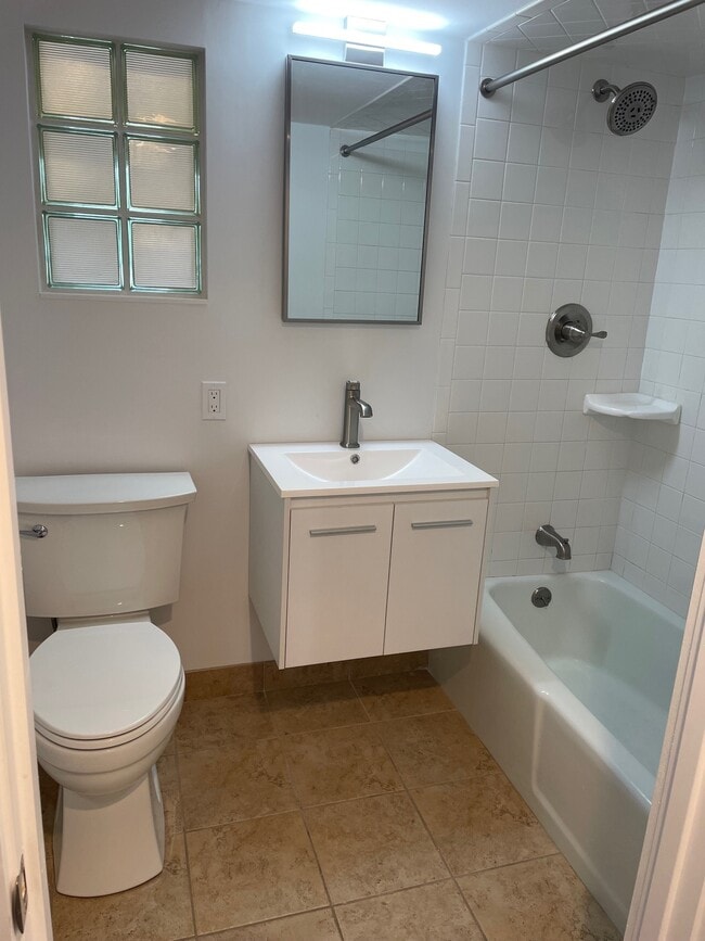 Building Photo - 13 Middle St