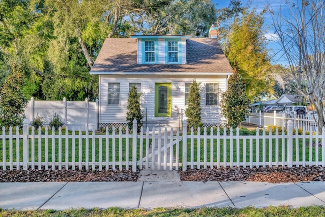 Building Photo - 207 6th St N