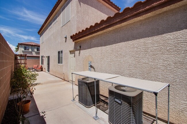 Building Photo - 4 bedroom 3 bath centrally located home
