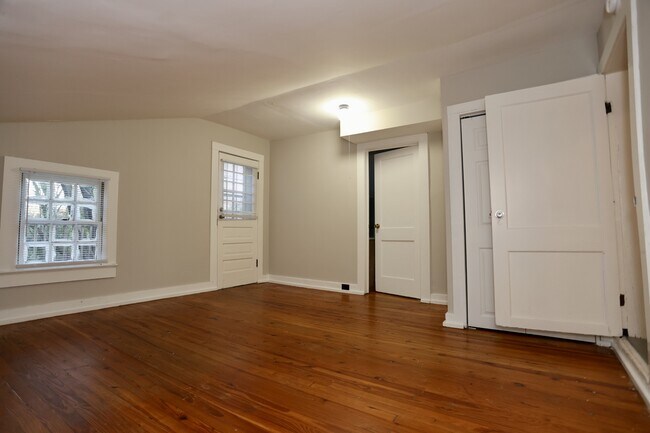 Building Photo - 634 W Bell St