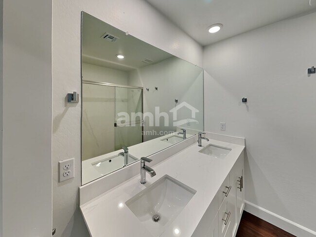 Building Photo - 17109 W Lawrence Ln