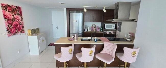 Building Photo - 495 Brickell Ave
