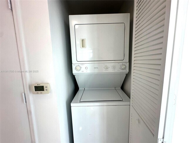 Building Photo - 951 Brickell Ave