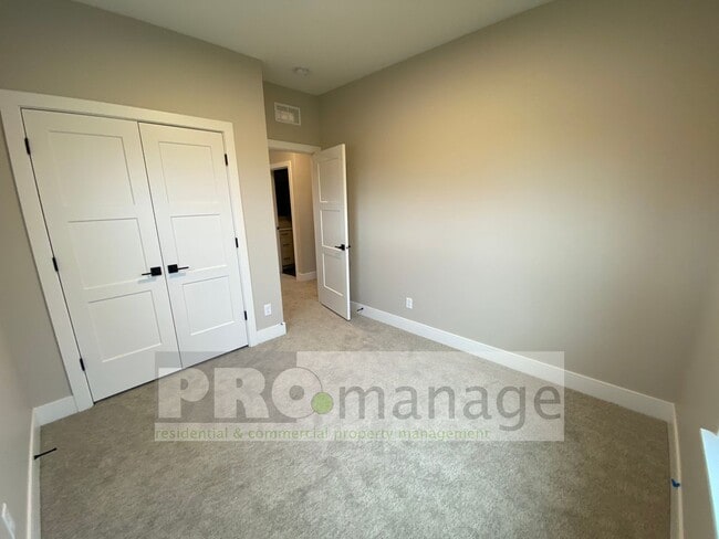 Building Photo - Townhouse with 3 bedrooms / 2 bathrooms in...