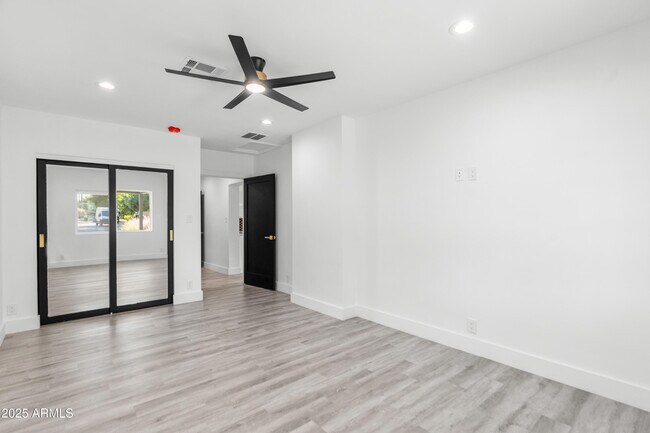 Building Photo - 2502 E Whitton Ave