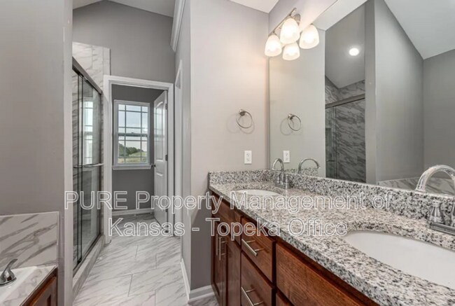 Building Photo - 4766 Lakecrest Dr