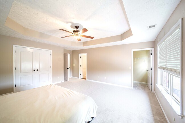 Building Photo - 2 Brentview Dr