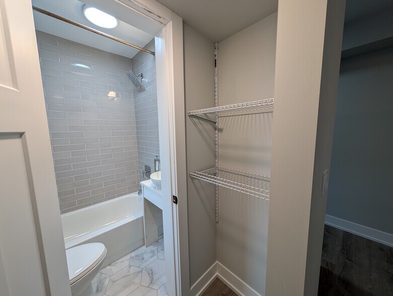 Building Photo - 503 W Belmont Ave