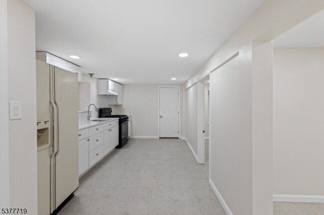 Building Photo - 86 Farnham Ave